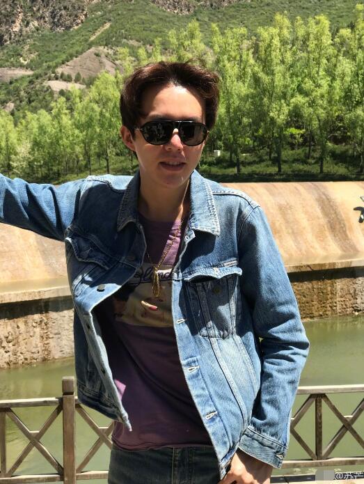 豪华旅游团！章子怡黄晓明一起爬长城 (组图)