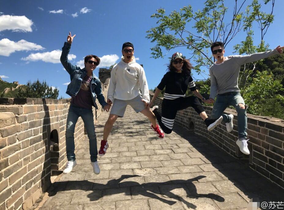 豪华旅游团！章子怡黄晓明一起爬长城 (组图)