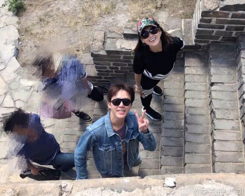 豪华旅游团！章子怡黄晓明一起爬长城 (组图)