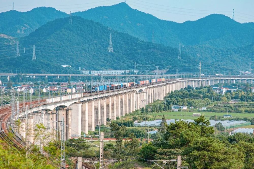 正式开办货运业务,标志着穿山港区成为继北仑港区,镇海港区后,宁波