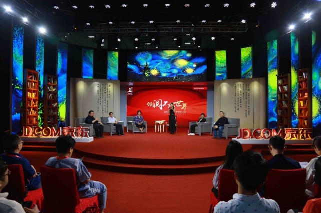 京东文学奖终评收关:老罗爆私房料 蒋方舟远程