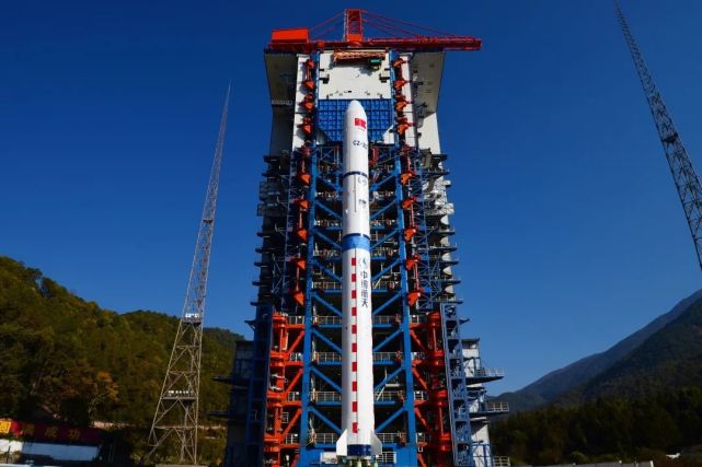 北京时间2022年12月15日凌晨"长征二号丁"遥八十运载火箭从西昌卫星