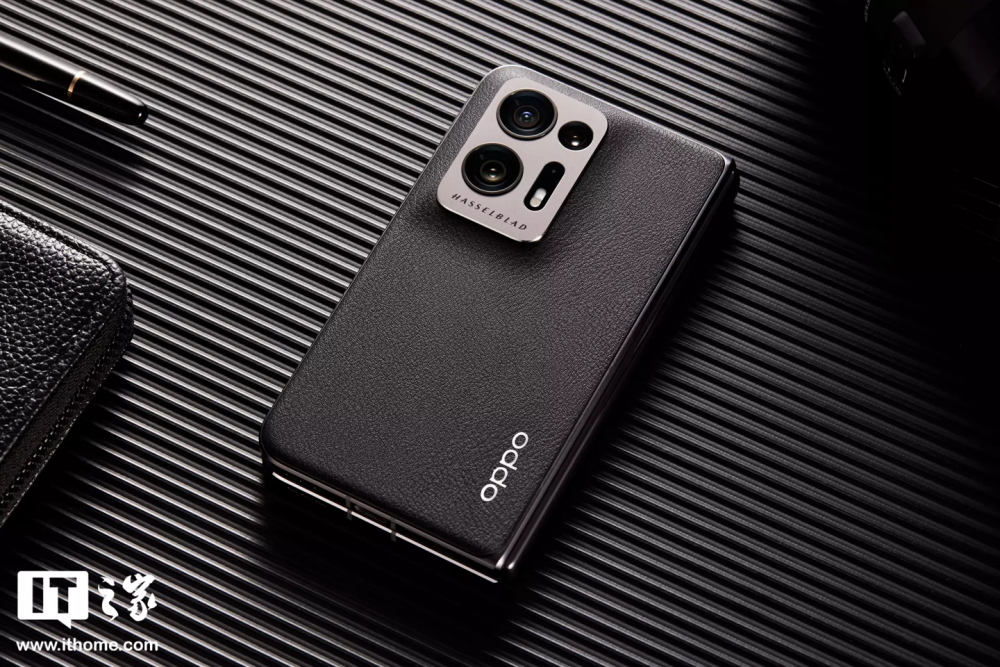 OPPO Find N2 素黑图赏：比直板机还轻的横向大折叠手机
