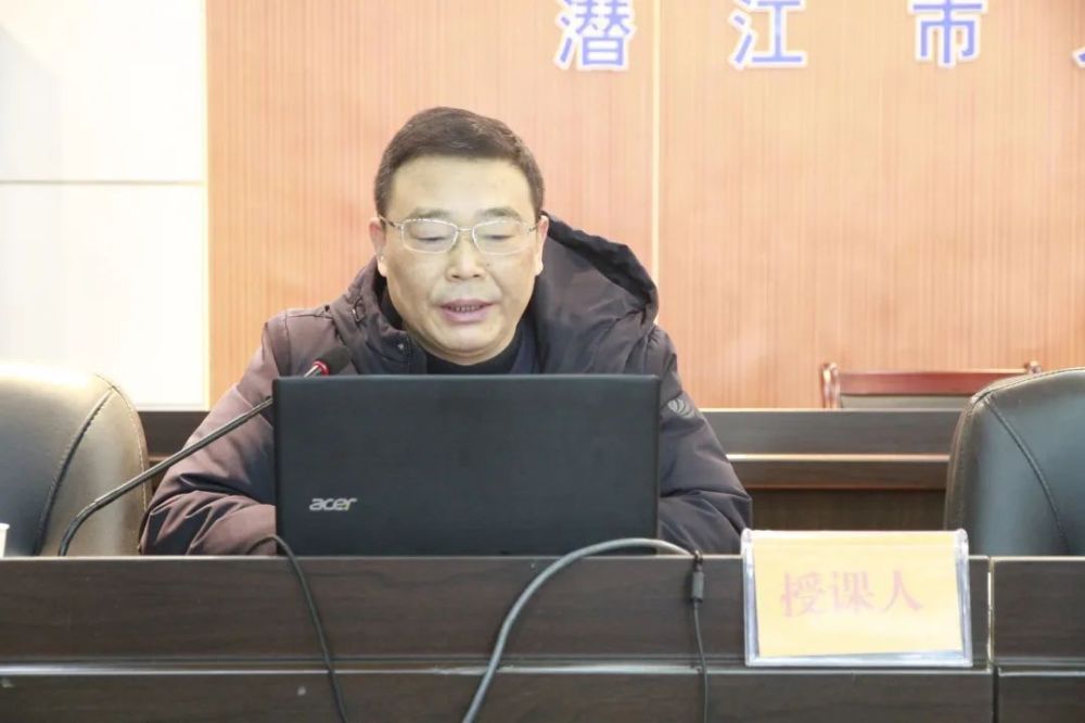 市委宣讲团成员,市委党校副校长谢文以《全面建设社会主义现代化国家