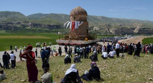 土耳其古墓“搬家”：8辆车拉了4个小时 场面壮观