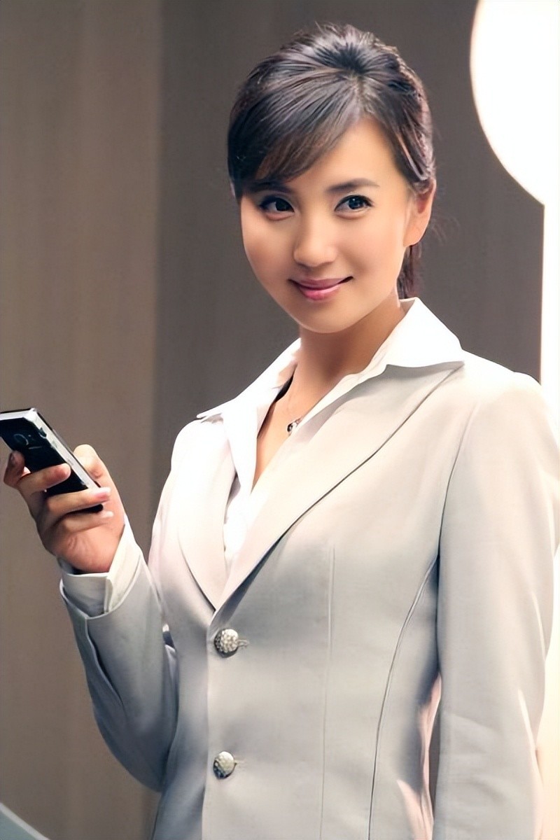 演员陈好嫁大8岁富豪婚后连生三胎如今一家五口其乐融融