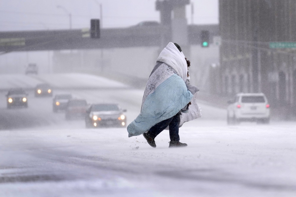 早安世界美国加拿大多地遭遇暴雪列车航班大面积延误