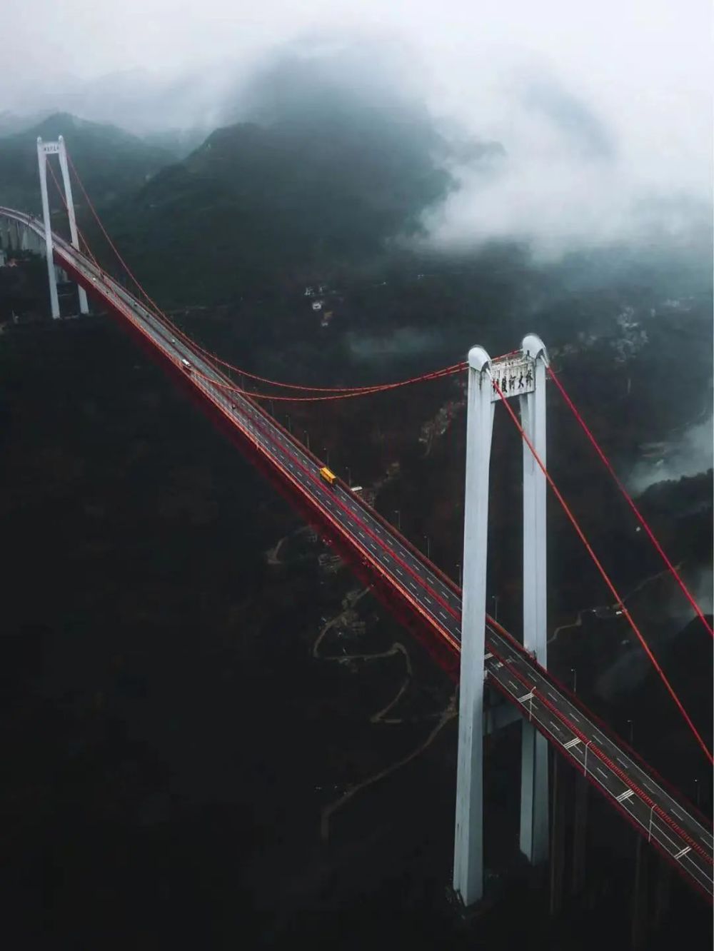 沿途穿过桥梁88座,隧道13座,其中包括世界最高桥梁之一的北盘江大桥