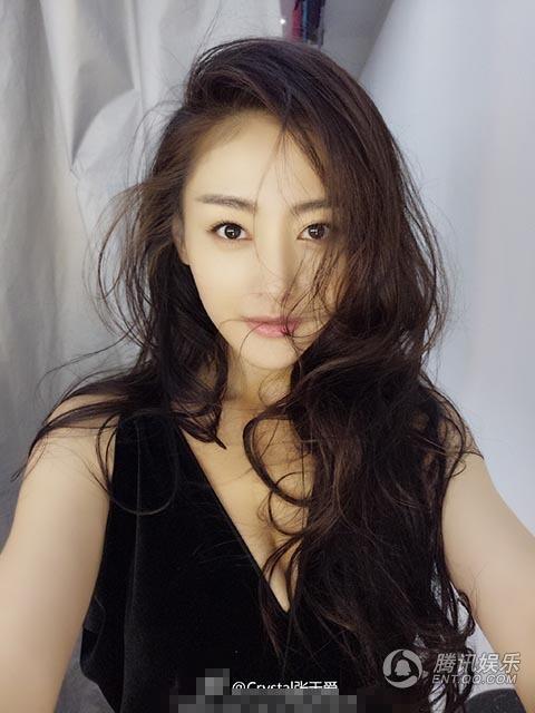 《太子妃升职记》女主张天爱秀火辣身材露深V