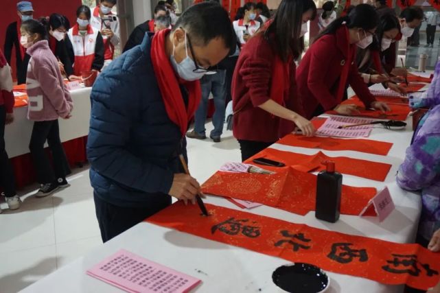 开平举办春联赠送活动，深受市民的欢迎_腾讯新闻