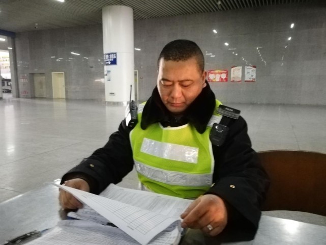 春运人物｜交通一线“夫妻档”，温暖旅客归家路