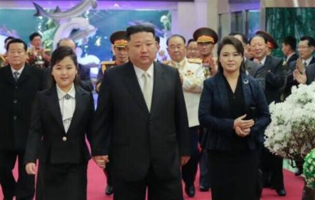 金正恩与女儿手牵手，庆祝朝鲜人民军建军75周年到来