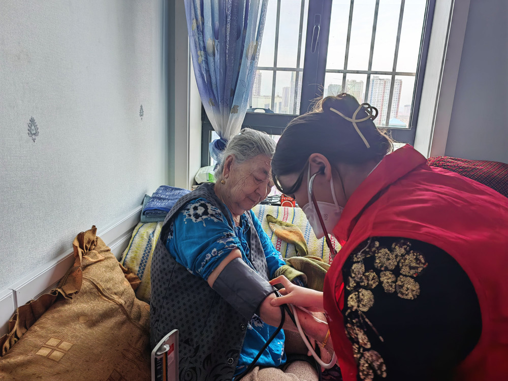 萨依巴格街道楼兰社区：送医上门暖人心_腾讯新闻