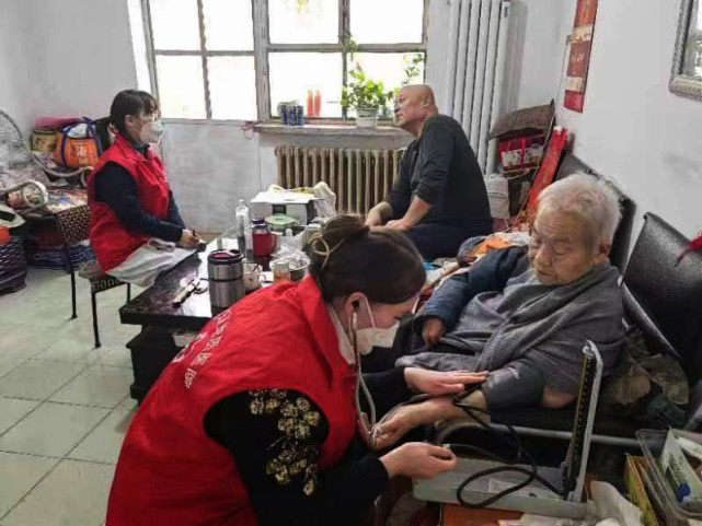 萨依巴格街道楼兰社区：送医上门暖人心_腾讯新闻