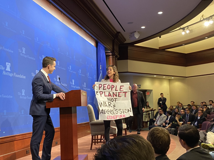 美参议员演讲遭打断，抗议者喊“中国不是我们的敌人，气候危机才是”