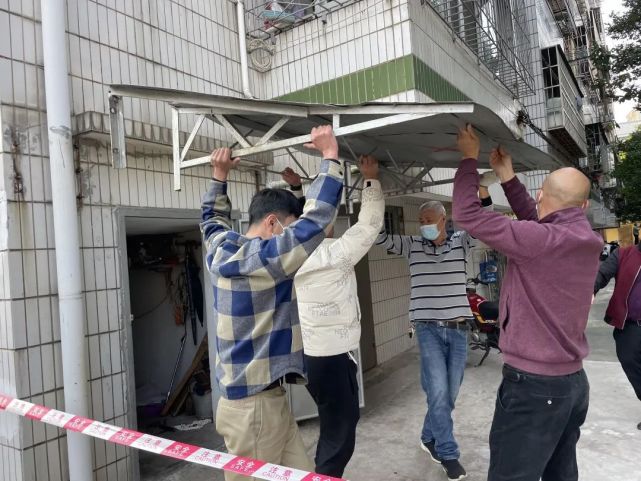 把公共空间还给居民！北海一“三无”小区拆除2300多平方米违建物_腾讯新闻