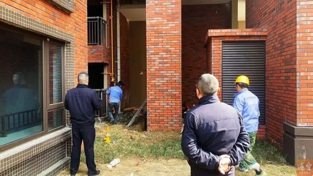 后续来了！执法部门迅速出击 11处违章建筑被强制拆除_腾讯新闻