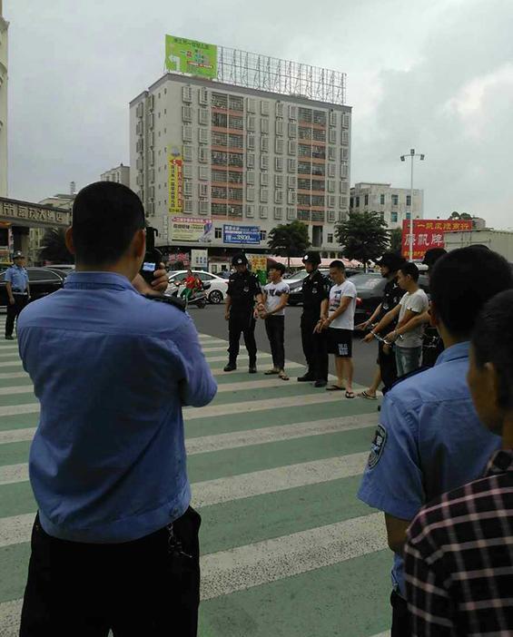 “大哥”被带走数十“马仔”当街袭警 多人被刑拘（组图） - 1