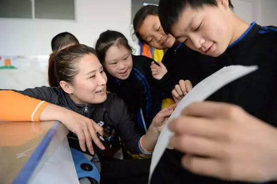 她是前世界冠军  嘲笑中让26个残障孩子创造奇迹