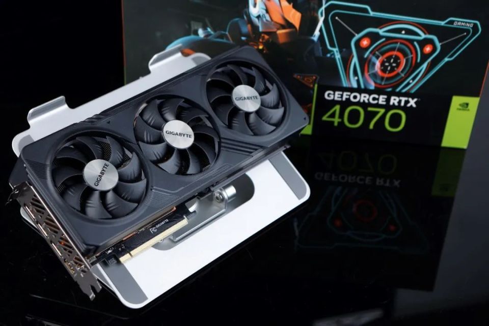 黑衣武士，暗藏锋芒——技嘉GeForce RTX 4070魔鹰OC 12G详细评测-腾讯新闻