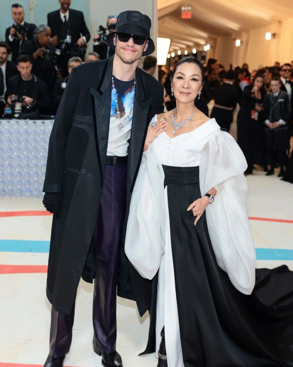 时尚圈｜纪念老佛爷，Met Gala上名震寰宇的缪斯女神全员到齐……-腾讯新闻