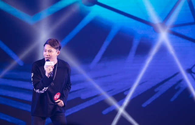 梁博助阵全民K歌大赛 现场开唱