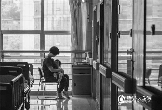 12名辣妈拍纪实哺乳照 讲述公共场所喂奶的尴