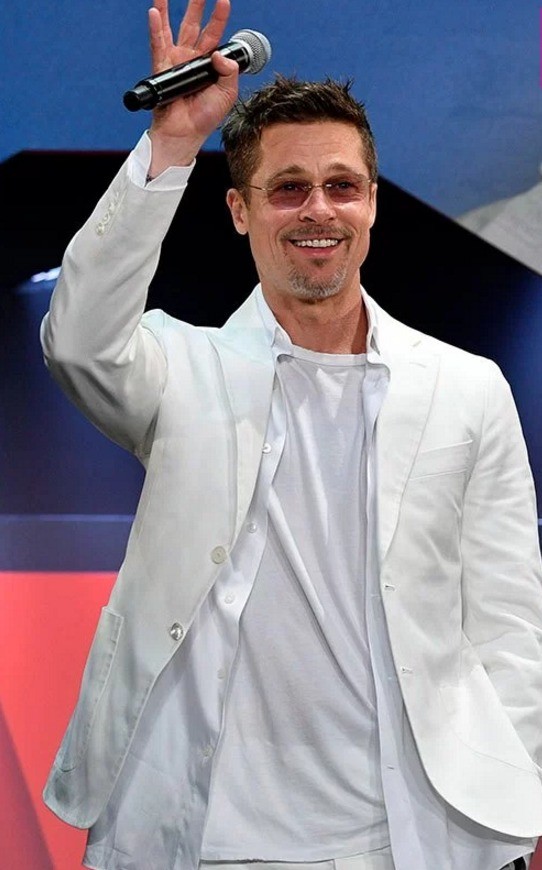 《战争机器》东京首映 皮特白衣白裤重拾性感