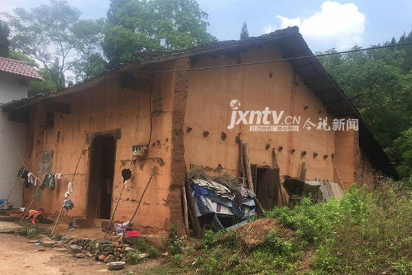 人大毕业生遇变故成低保户 一家9口住漏雨土坯房