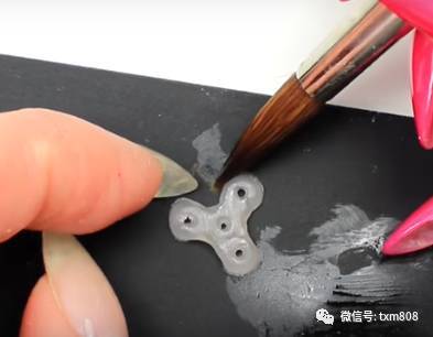 能耐了，这是往指甲上装了个螺旋桨呀