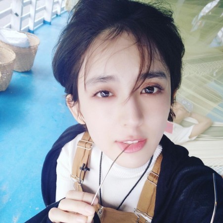 娜扎晒与杨祐宁合影 却被张翰偏激粉丝狂骂