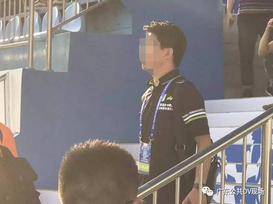 广州足球联赛惊现变态男 光天化日偷拍女球迷