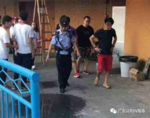 广州足球联赛惊现变态男 光天化日偷拍女球迷