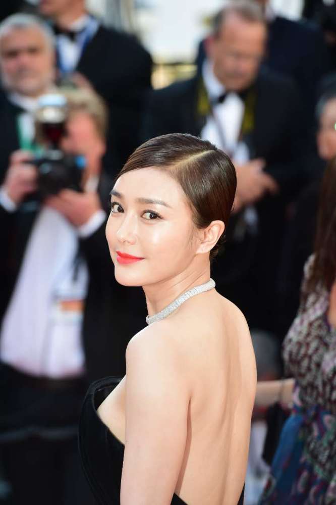 戛纳闭幕红毯现场 范冰冰秦岚优雅亮相(高清多图)