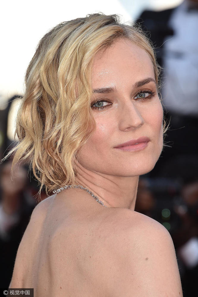 戛纳闭幕红毯现场 范冰冰秦岚优雅亮相(高清多图)