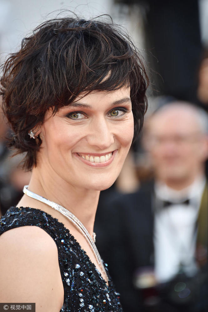 戛纳闭幕红毯现场 范冰冰秦岚优雅亮相(高清多图)