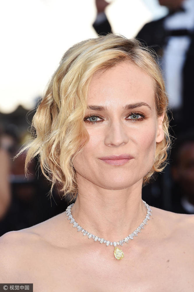 戛纳闭幕红毯现场 范冰冰秦岚优雅亮相(高清多图)