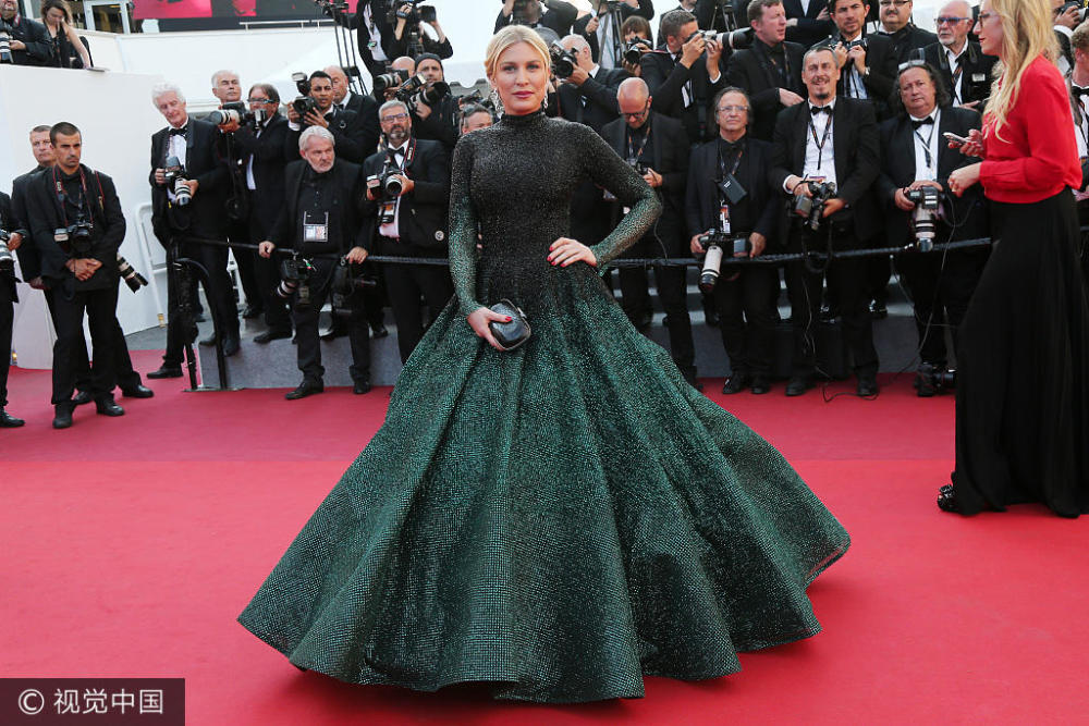 戛纳闭幕红毯现场 范冰冰秦岚优雅亮相(高清多图)