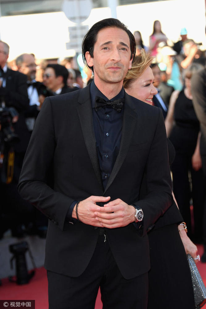 戛纳闭幕红毯现场 范冰冰秦岚优雅亮相(高清多图)