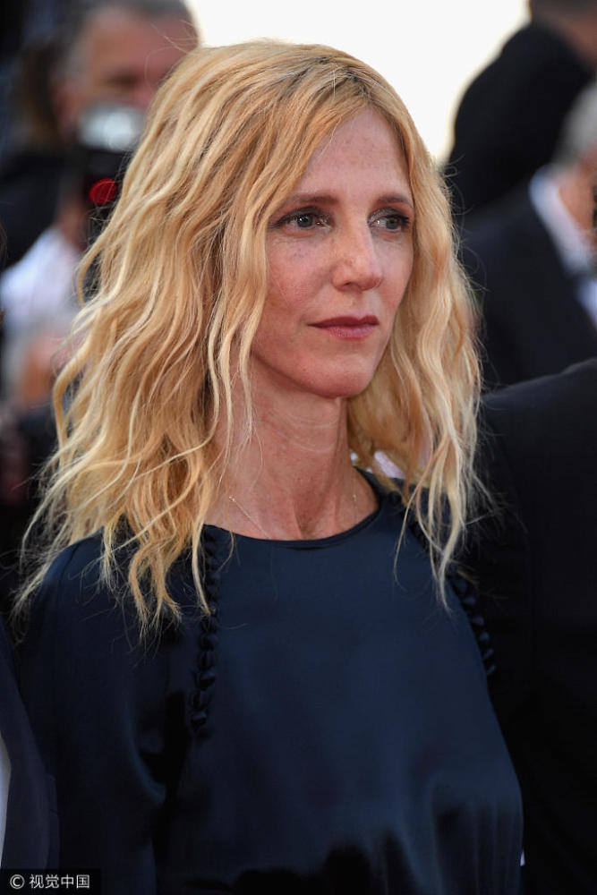 戛纳闭幕红毯现场 范冰冰秦岚优雅亮相(高清多图)