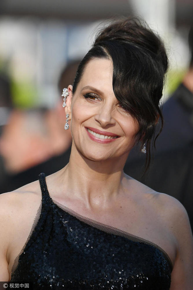 戛纳闭幕红毯现场 范冰冰秦岚优雅亮相(高清多图)