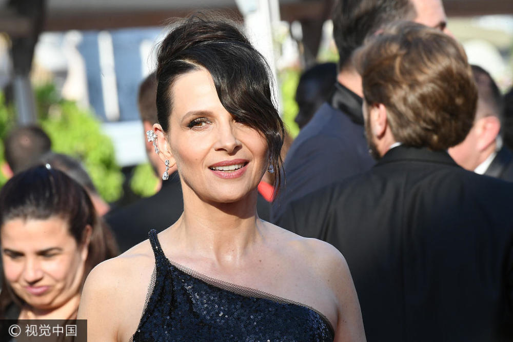 戛纳闭幕红毯现场 范冰冰秦岚优雅亮相(高清多图)