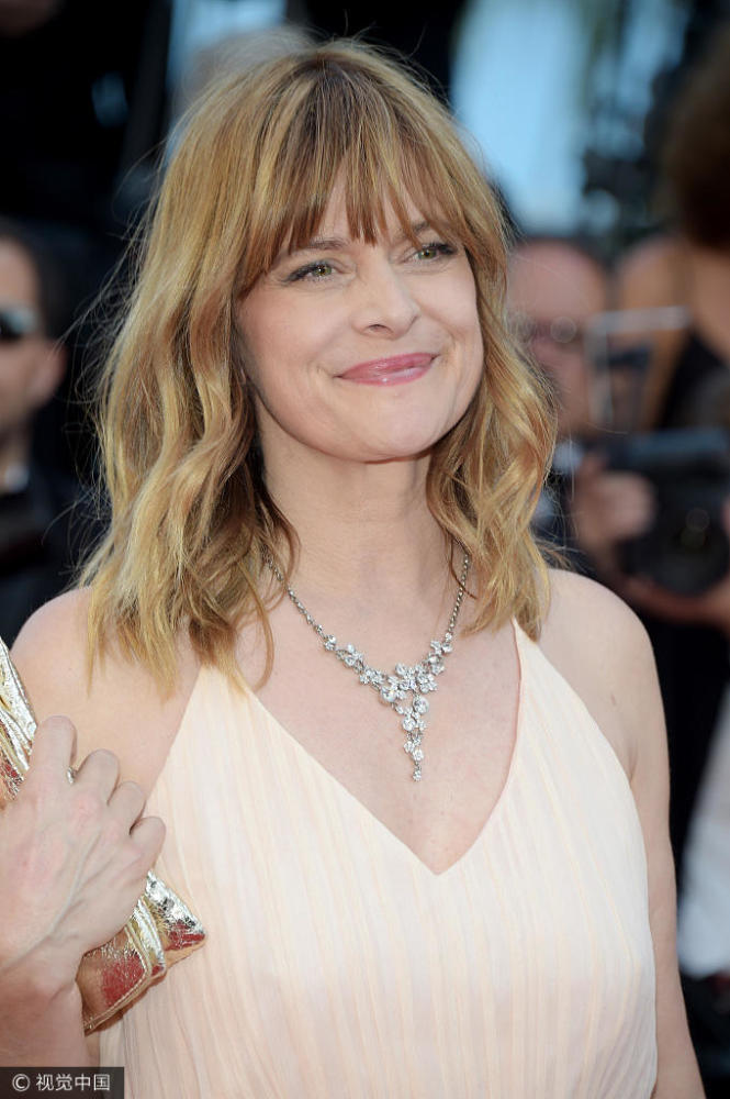 戛纳闭幕红毯现场 范冰冰秦岚优雅亮相(高清多图)