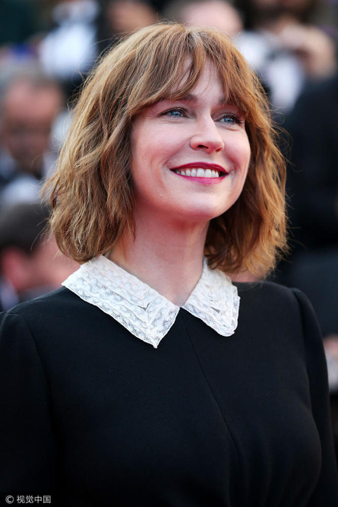 戛纳闭幕红毯现场 范冰冰秦岚优雅亮相(高清多图)