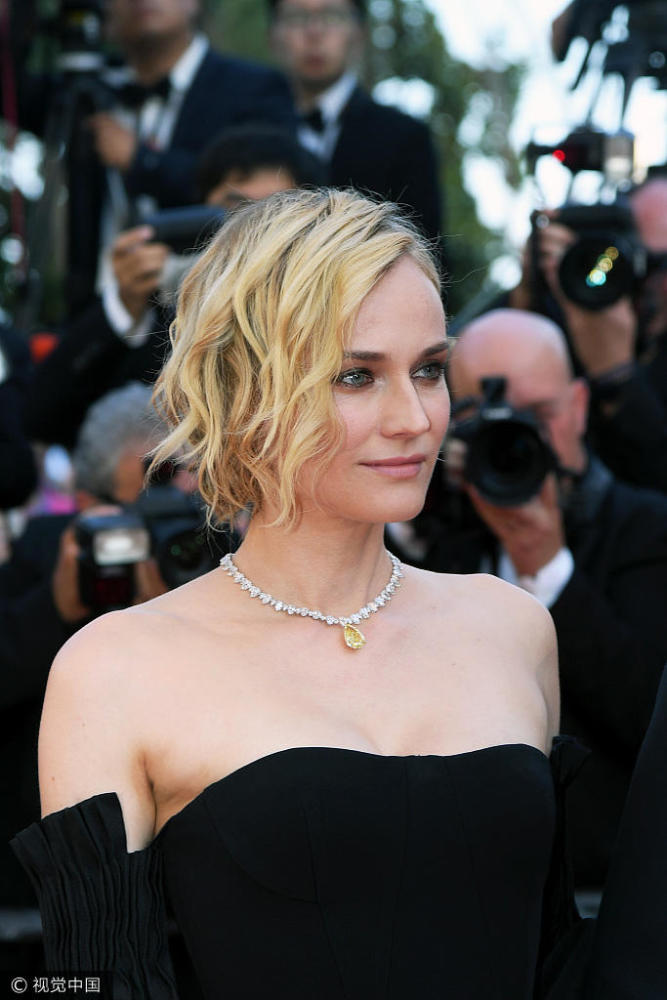 戛纳闭幕红毯现场 范冰冰秦岚优雅亮相(高清多图)
