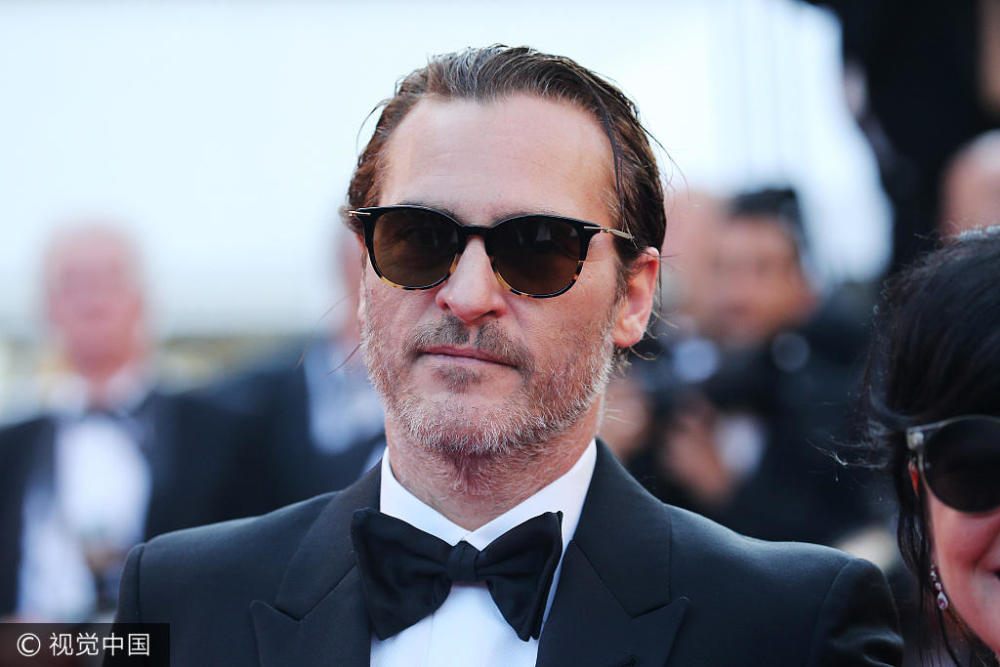 戛纳闭幕红毯现场 范冰冰秦岚优雅亮相(高清多图)