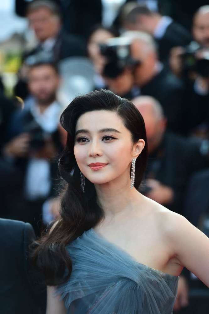 戛纳闭幕红毯现场 范冰冰秦岚优雅亮相(高清多图)