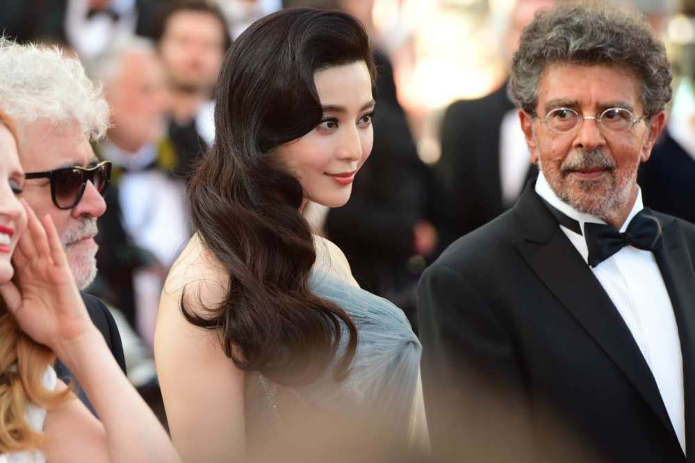 戛纳闭幕红毯现场 范冰冰秦岚优雅亮相(高清多图)