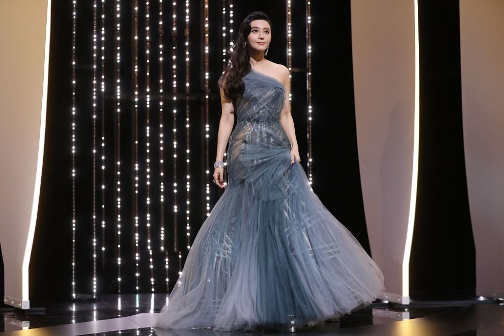 戛纳闭幕红毯现场 范冰冰秦岚优雅亮相(高清多图)