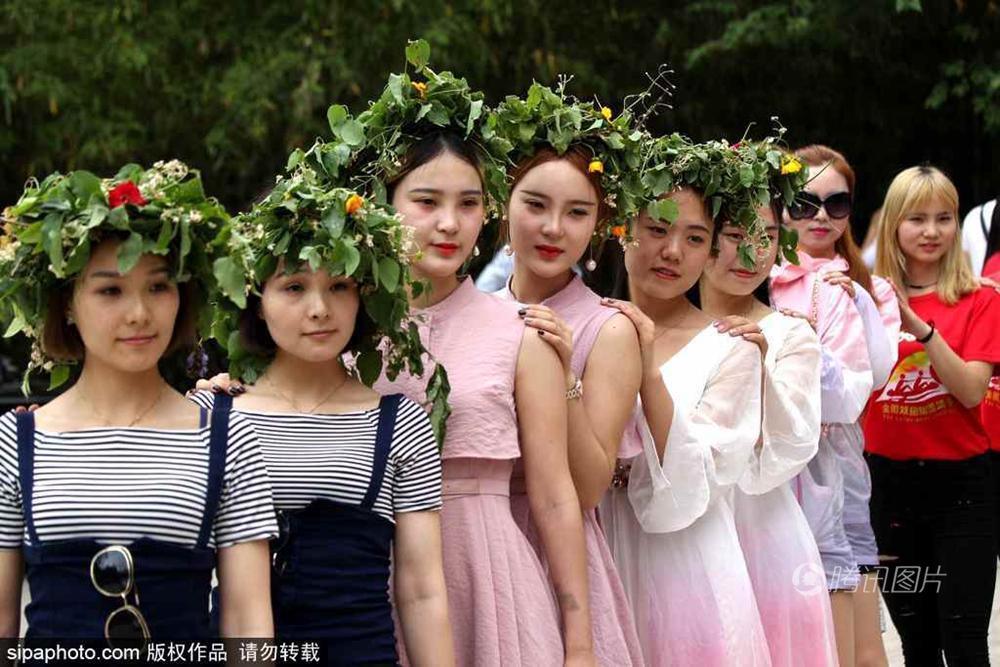 罕见大撞脸！130对双胞胎同框合影傻傻分不清(图)